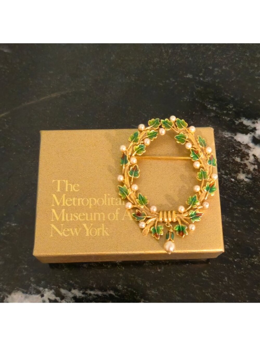Metropolitan Museum Of Art Laurel Lavaliere BROOCH Enamel & Faux Pearl With Box - Picture 2 of 9